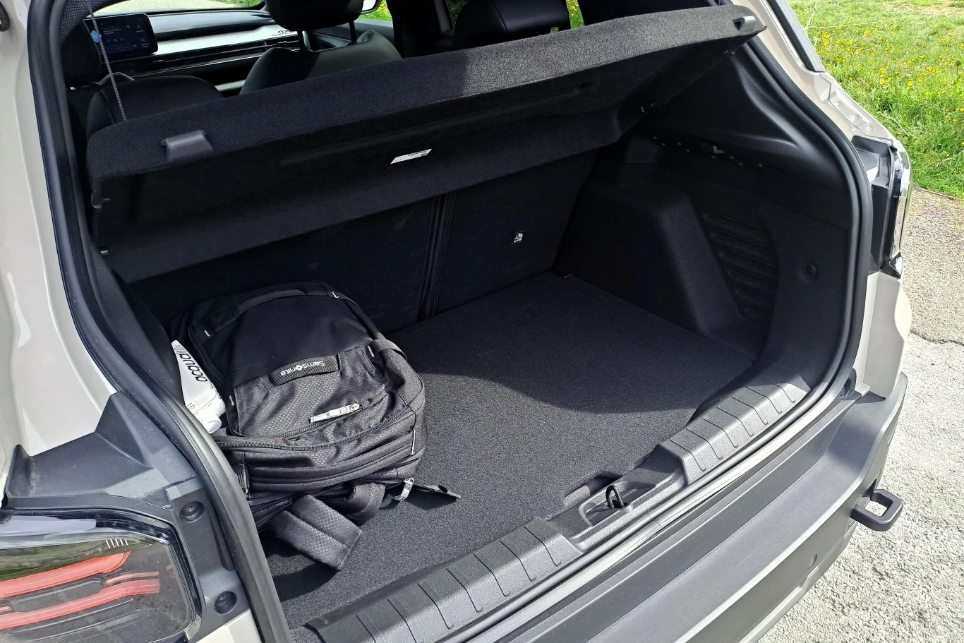 Podobnie jak w miękkiej hybrydzie pojemność bagażnika wynosi 325 litrów. Po złożeniu tylnej kanapy powiększamy ją to 1 218 litrów.