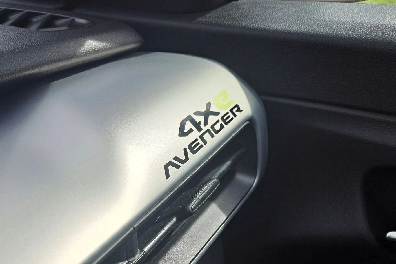 Wewnątrz np. znajdziemy charakterystyczny napis w skrajnej prawej części deski rozdzielczej.