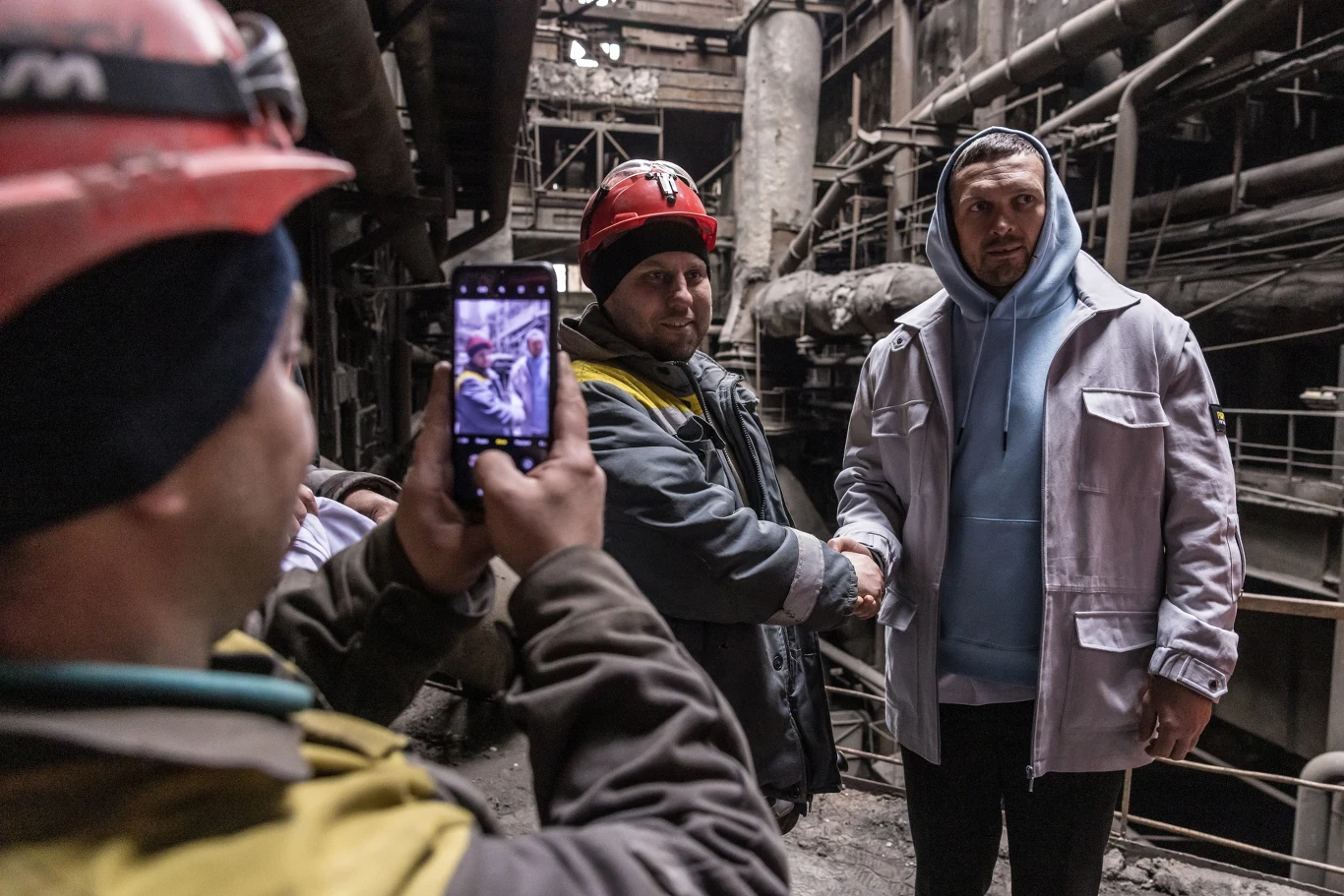 Ołeksandr Usyk w ukraińskiej elektrowni Ukraina: Ołeksandr Usyk odwiedził atakowaną przez Rosjan elektrownię