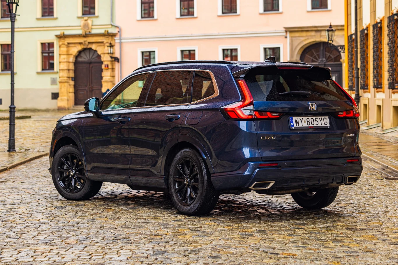 Nie brakuje opinii, że z tyłu CR-V mocno przypomina SUV-y Volvo Honda CR-V - widok z tyłu