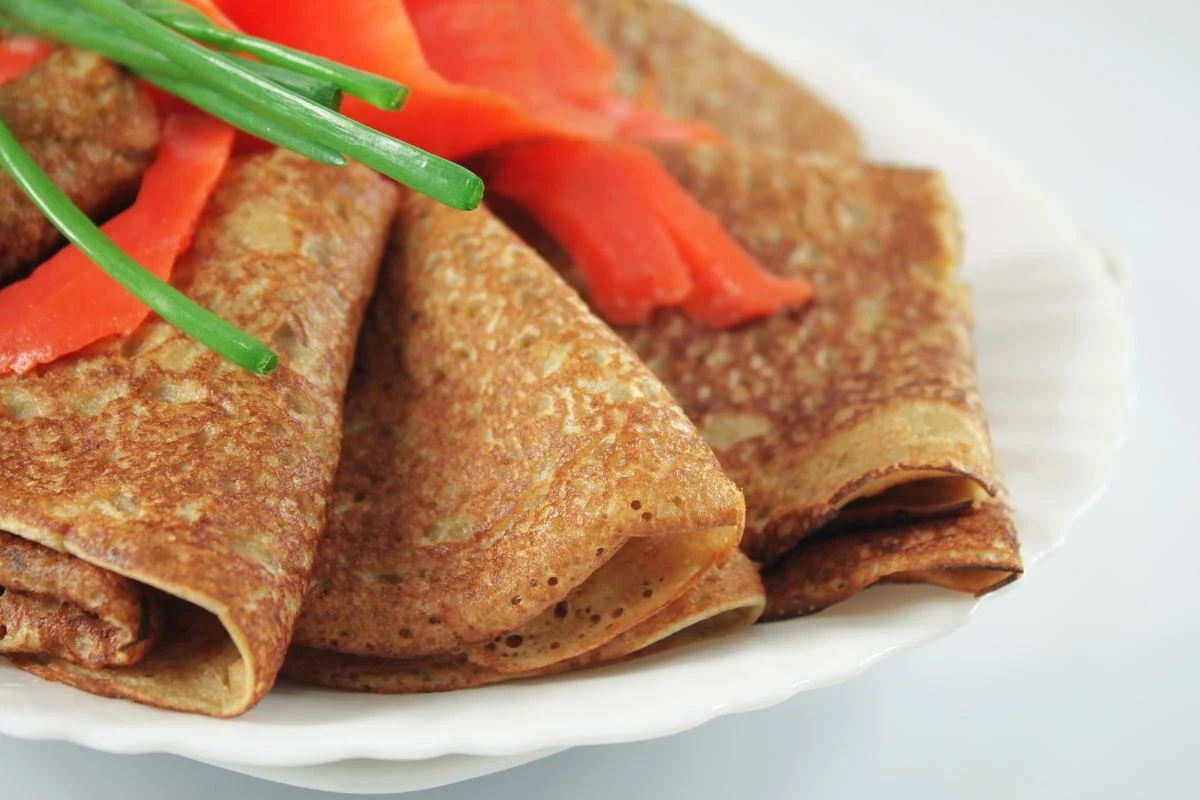 Zamiast klasycznego chleba można wykorzystać także naleśniki z mąki razowej.