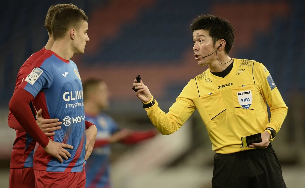 Rok 2017. Yusuke Araki w roli głównego arbitra meczu Piast Gliwice - Wisła Płock Rok 2017. Yusuke Araki w roli głównego arbitra meczu Piast Gliwice - Wisła Płock