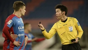 Rok 2017. Yusuke Araki w roli głównego arbitra meczu Piast Gliwice - Wisła Płock 