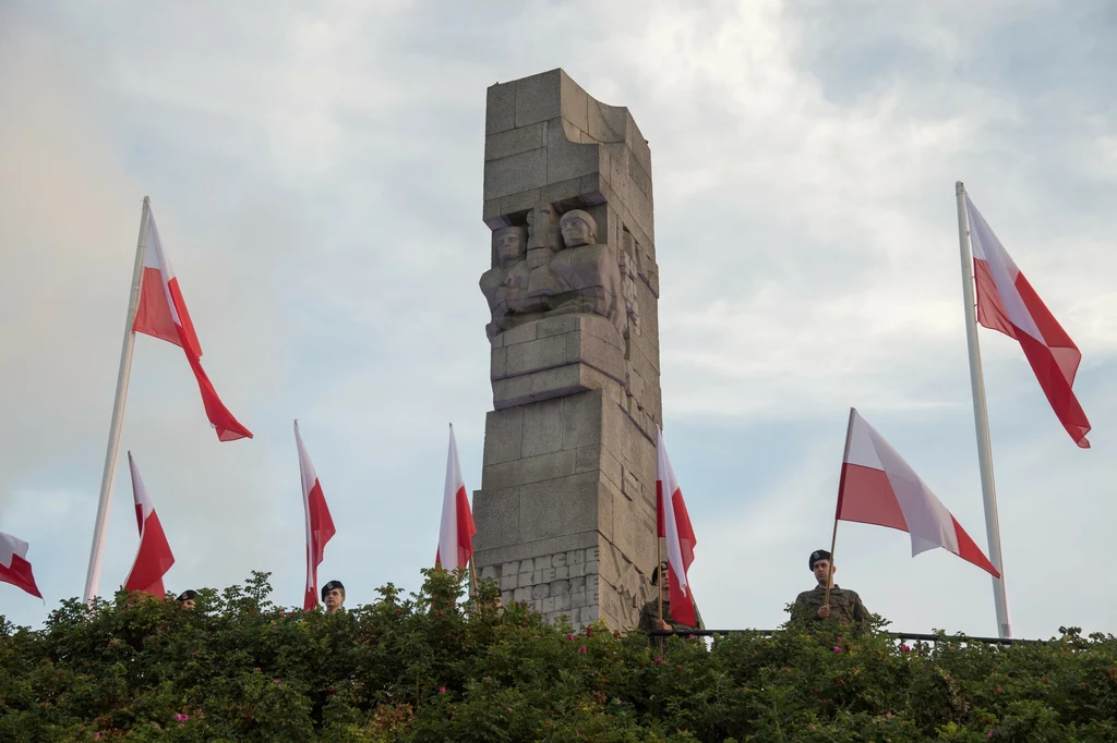 Pomnik Obrońców Wybrzeża na Westerplatte. Doszło tam do aktu wandalizmu w postaci zerwania polskich i unijnych flag Pomnik Obrońców Wybrzeża na Westerplatte. Doszło tam do aktu wandalizmu w postaci zerwania polskich i unijnych flag