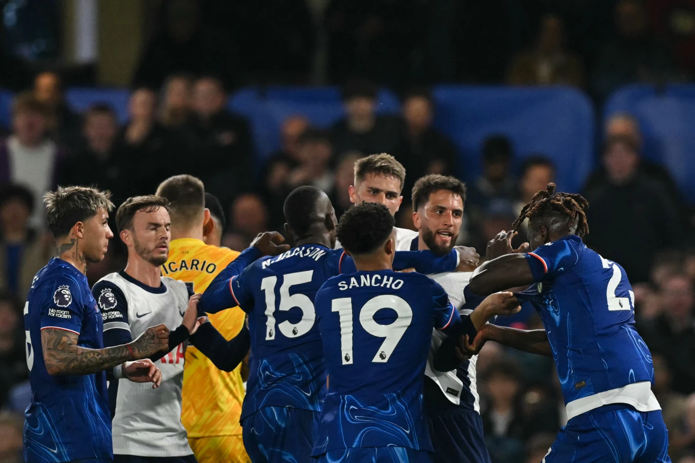 W derbach Londynu piłka schodziła momentami na drugi plan W derbach Londynu piłka schodziła momentami na drugi plan