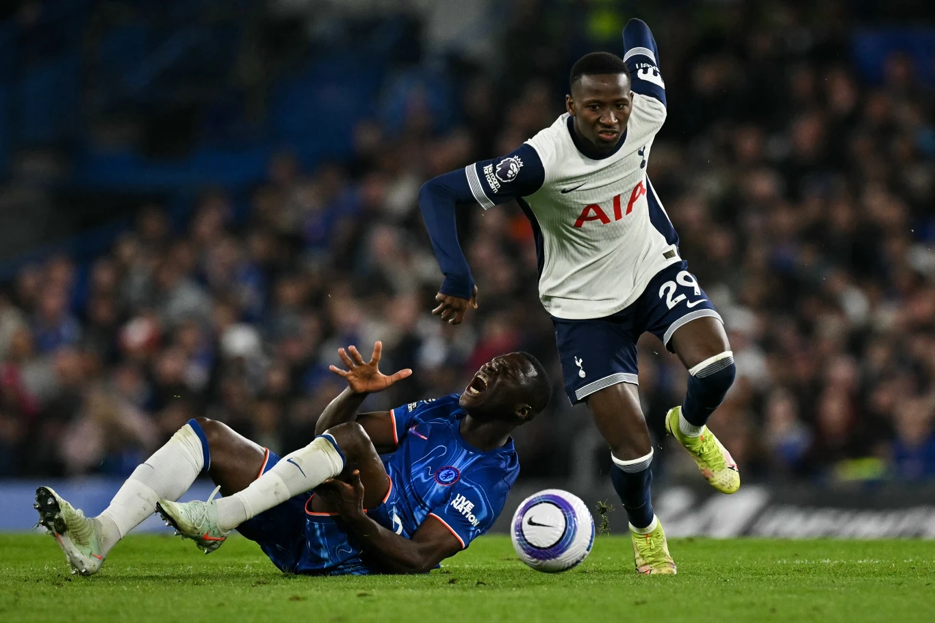 Po faulu Pape Sarra na Moisesie Caicedo gol dla "The Spurs" nie mógł zostać uznany Po faulu Pape Sarra na Moisesie Caicedo gol dla "The Spurs" nie mógł zostać uznany