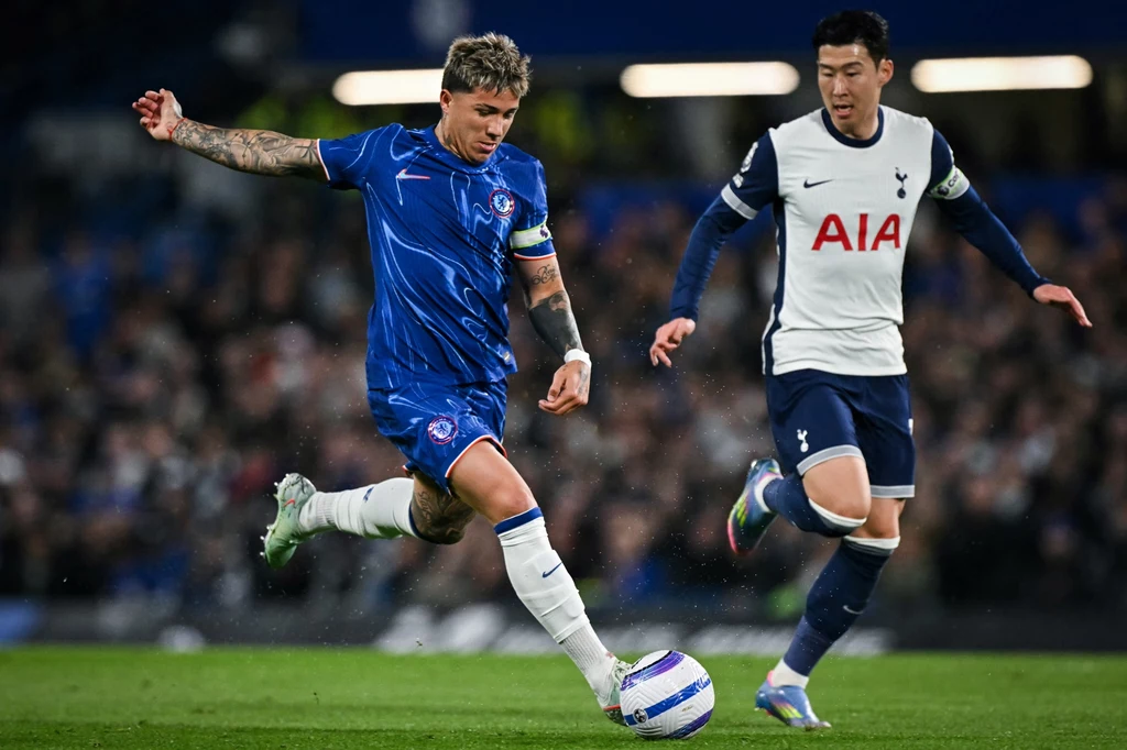Enzo Fernandez (przy piłce) zapewnił Chelsea triumf w derbach Londynu Enzo Fernandez (przy piłce) zapewnił Chelsea triumf w derbach Londynu