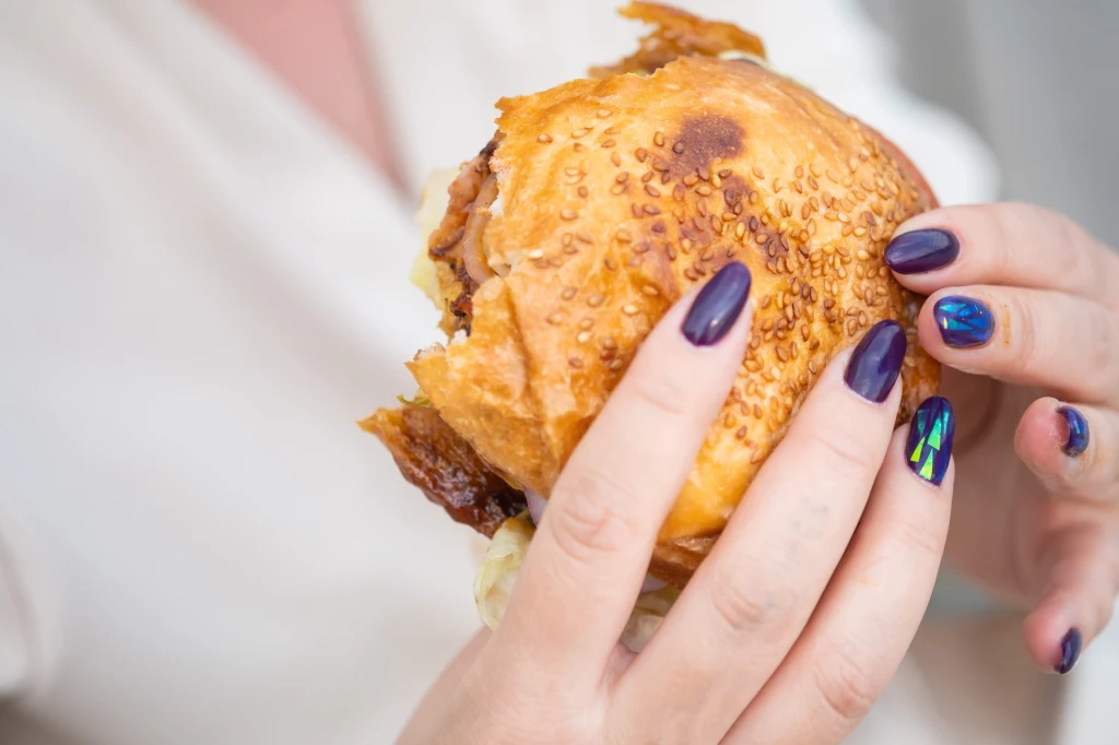 Zachodnia dieta, bogata w nasycone tłuszcze i węglowodany, w tym napoje gazowane, czerwone mięso i wysoko przetworzoną żywność, jest powiązana z rozwojem NAFLD Zachodnia dieta, bogata w nasycone tłuszcze i węglowodany, w tym napoje gazowane, czerwone mięso i wysoko przetworzoną żywność, jest powiązana z rozwojem NAFLD