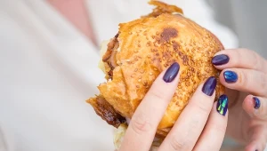 Zachodnia dieta, bogata w nasycone tłuszcze i węglowodany, w tym napoje gazowane, czerwone mięso i wysoko przetworzoną żywność, jest powiązana z rozwojem NAFLD 