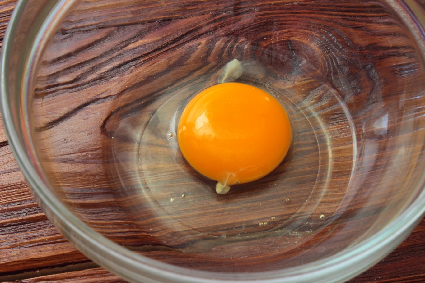 Wiele osób zastanawia się, czy można jeść jajko z białą nitką? Wiele osób zastanawia się, czy można jeść jajko z białą nitką?