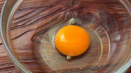 Wiele osób zastanawia się, czy można jeść jajko z białą nitką?