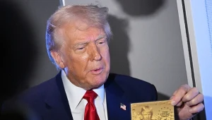 Donald Trump pokazał "złotą kartę" i zdradził, że jest jej pierwszym kupcem