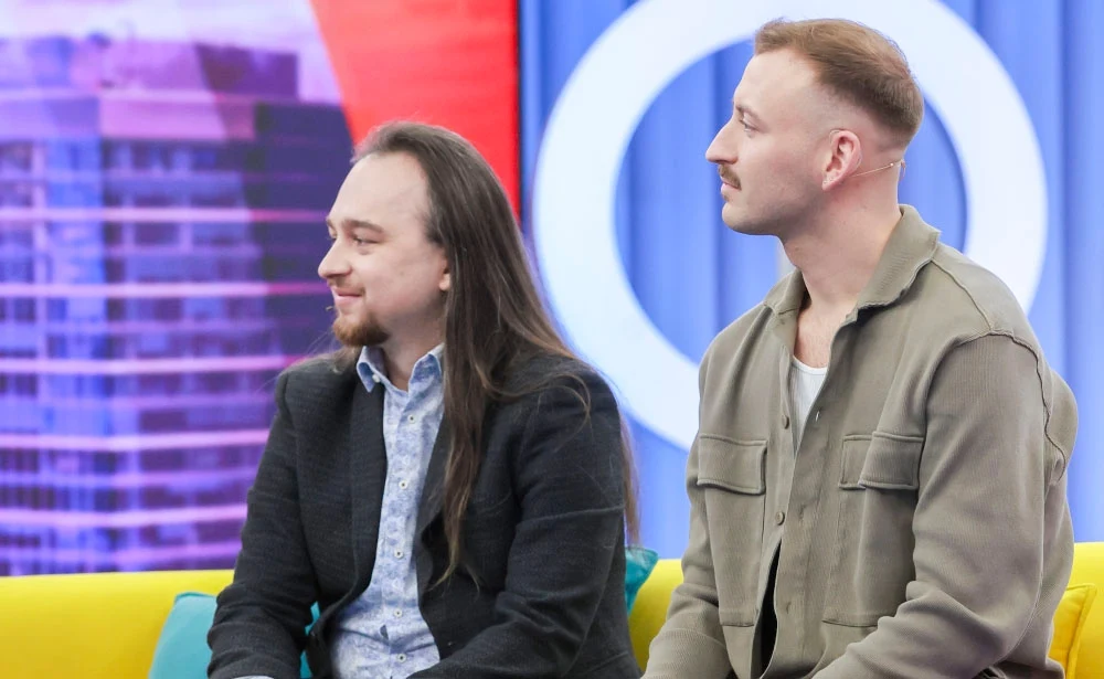 Michał Bartkiewicz (po lewej), na zdj. z Maciejem Pastwą w studiu "halo tu polsat"