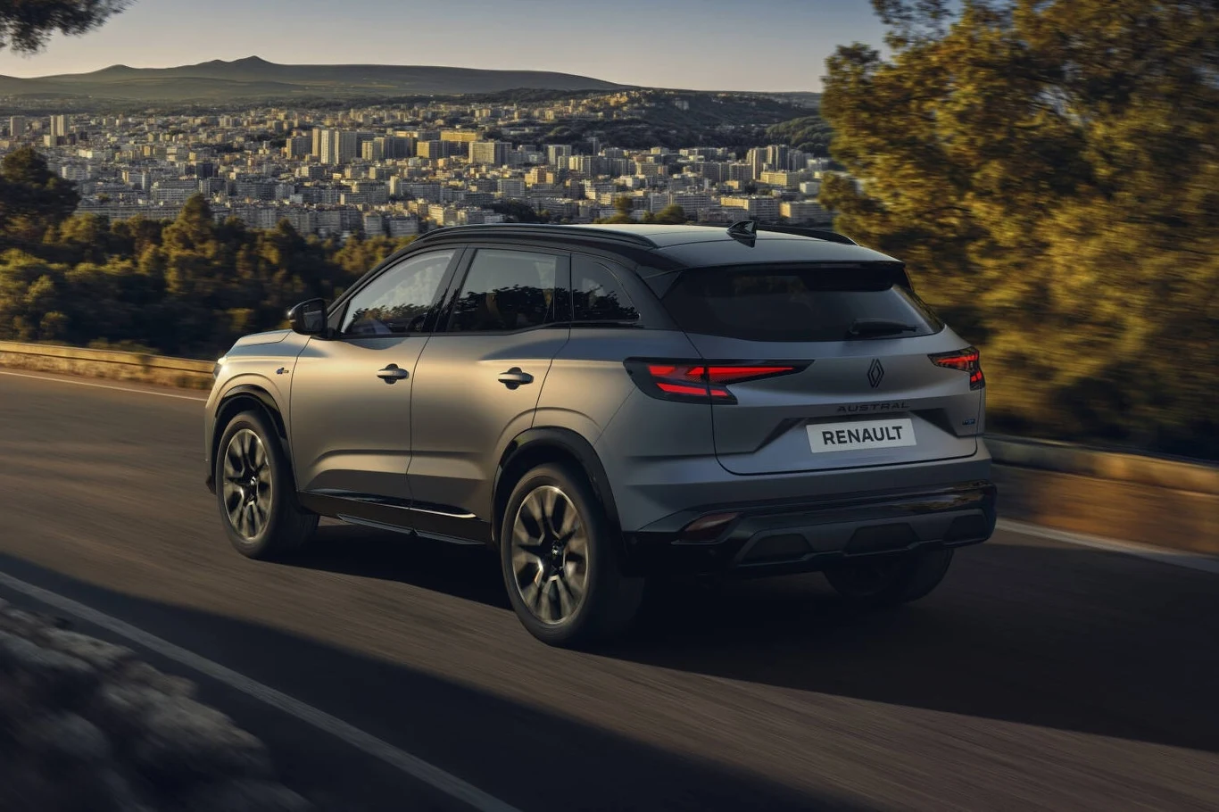 Z tyłu Renault Austral po liftingu najbardziej wyróżnia się nowymi światłami.