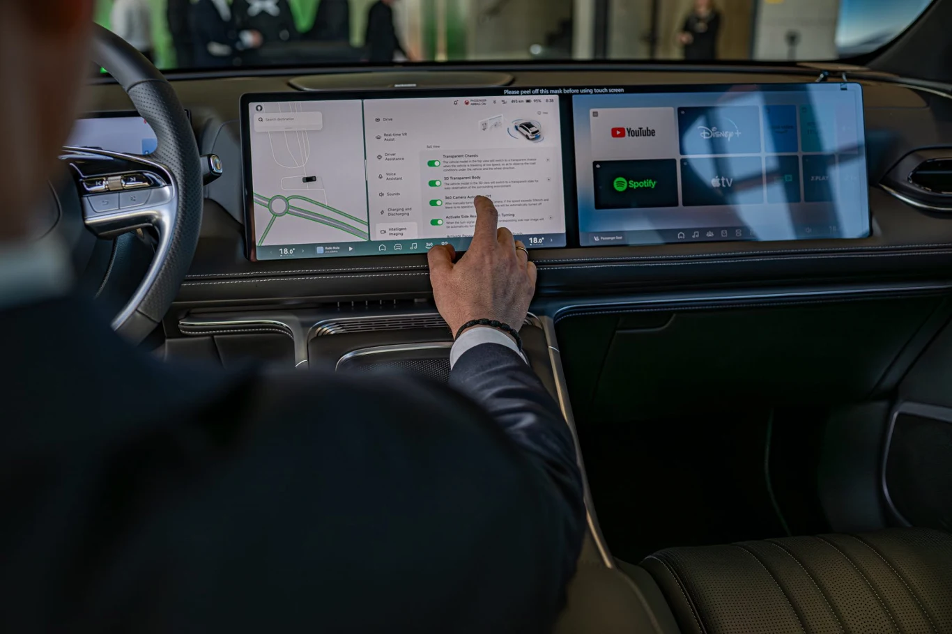  Kabina jest minimalistyczna, niemal cała obsługa odbywa się poprzez ekran. W modelu G9 własny wyświetlacz ma też pasażer