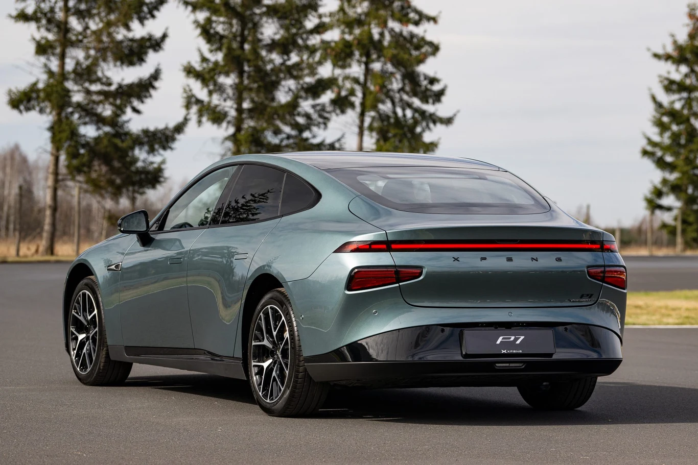  Sedan P7, tak jak każdy z modeli, ma chowane klamki w nadwoziu. Tył auta nawiązuje do przodu poprzez łączący lampy pas świetlny