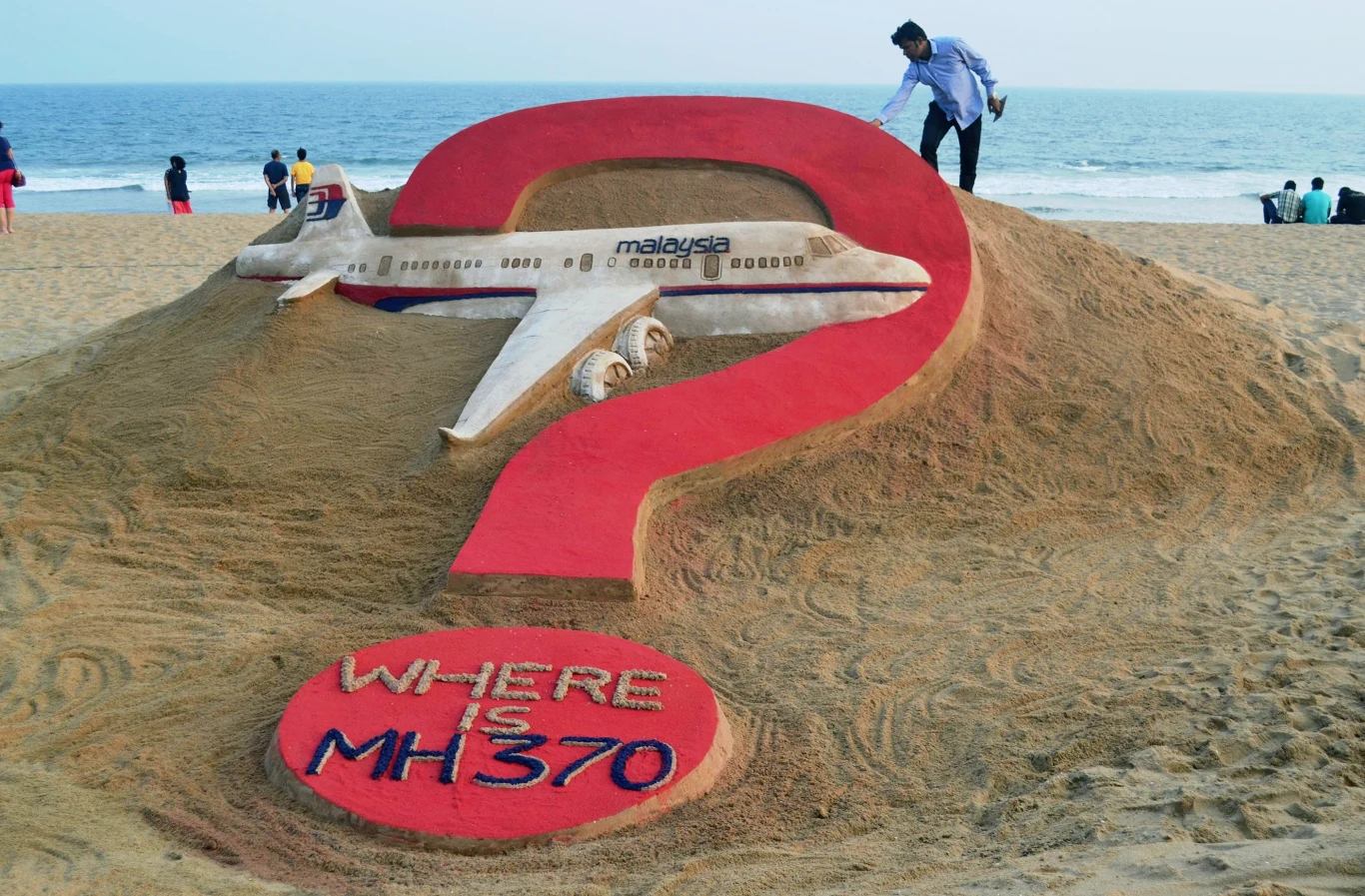 Poszukiwania zaginionego MH370 trwają już 11 lat. Rzeźba z piasku ukazująca zaginiony samolot wraz ze znakiem zapytania i napisem "Gdzie jest MH370".
