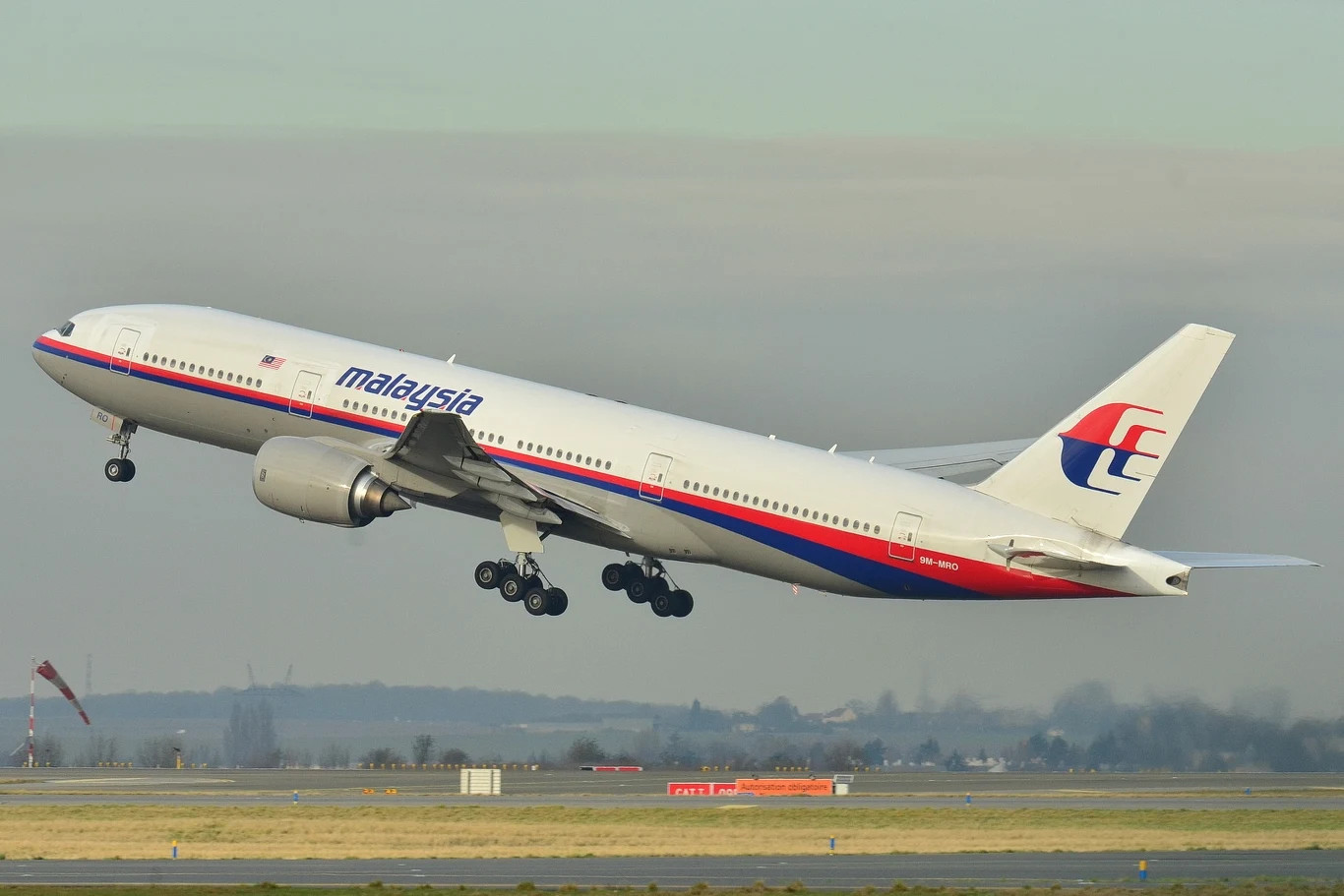 Samolot Malaysia Airlines wzbijający się w powietrze.