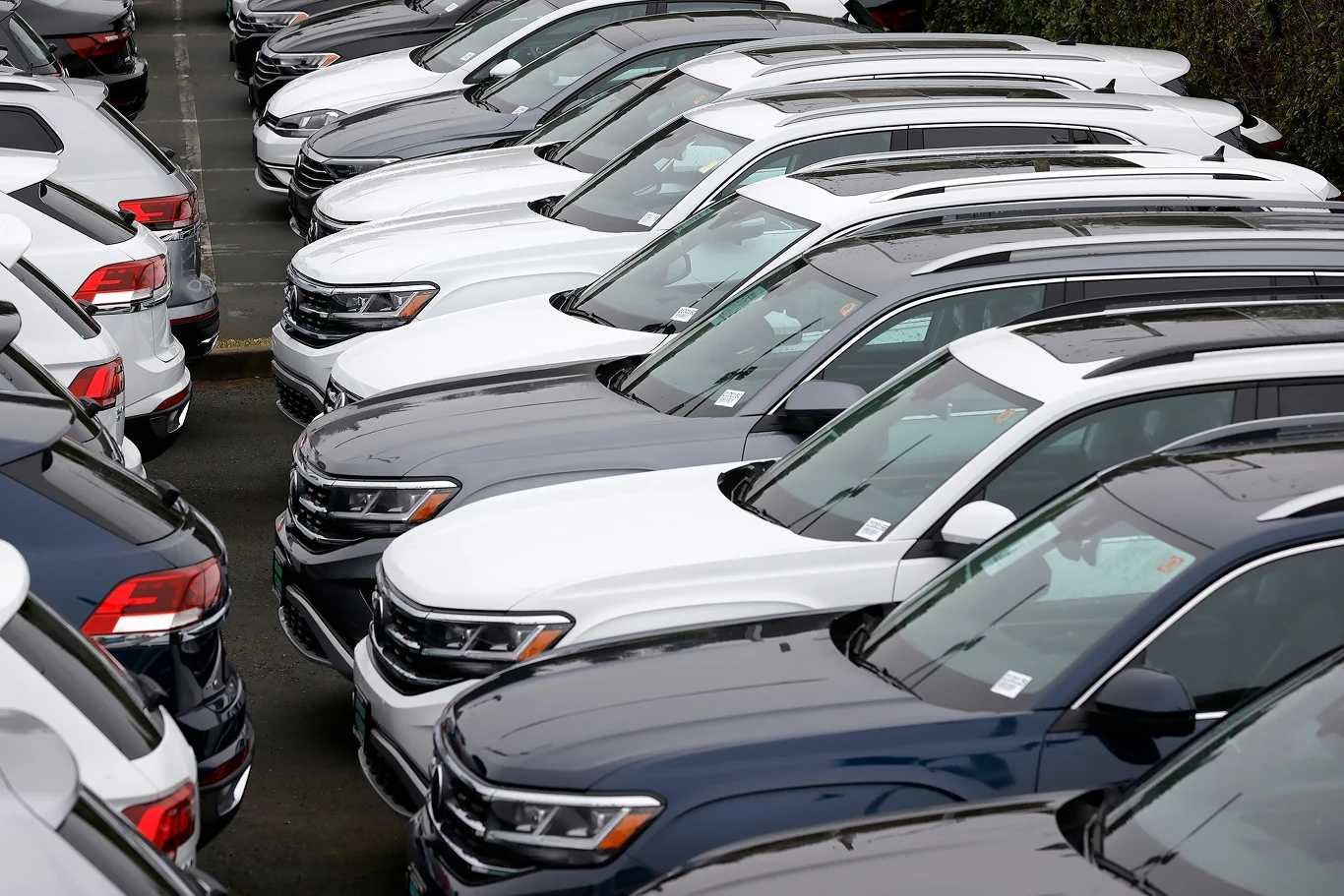 Producenci reagują na cła. Wstrzymanie produkcji i podwyżki w salonach article cover