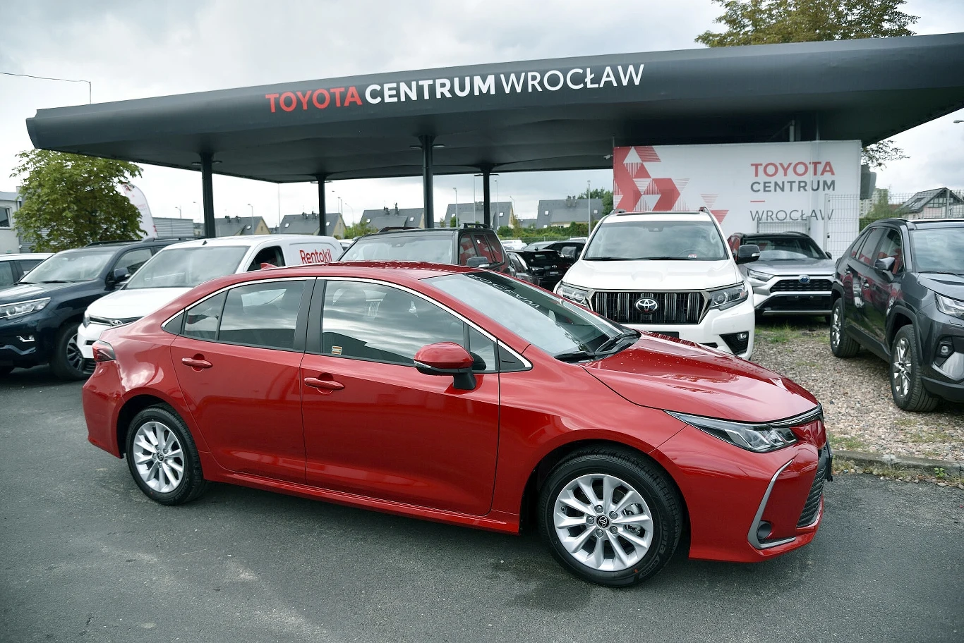 Fabrycznie nowa Toyota Corolla z benzynowym silnikiem 1,5 l? U dealerów wciąż można kupić takie auto za 95 tys. zł Z cenników zniknęła Toyota Corolla z napędem benzynowym. Takie auto da się dziś kupić tylko "spod lady"