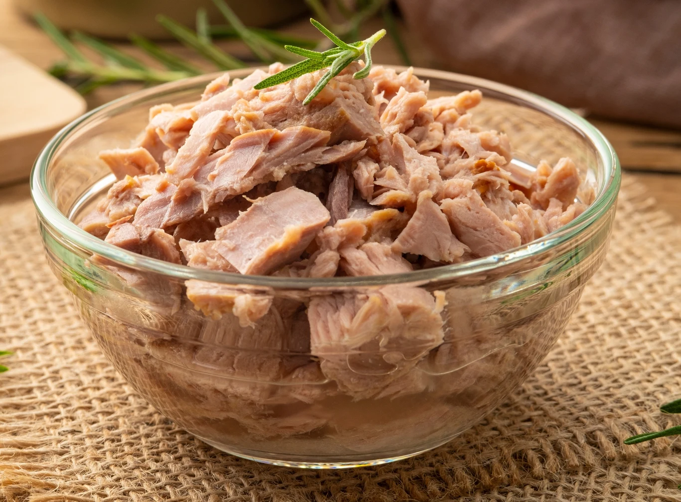 Tuńczyk jest jedną z ryb, które mogą kumulować wysokie poziomy rtęci - także dlatego lepiej stawiać na mniejsze ryby w puszkach.