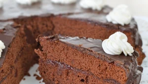 Ten elegancki deser świetnie sprawdzi się podczas świąt wielkanocnych