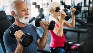 Trening siłowy obniża ciśnienie tętnicze krwi i zmniejsza ryzyko miażdżycy. Oznacza to, że może zapobiegać udarom i zawałom serca