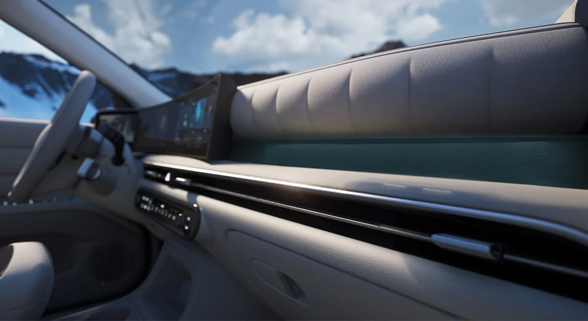 Na pokładzie znajdują się dwa wyświetlacze po 12,3 cala, system multimedialny z obsługą Android Auto i Apple CarPlay, a także HUD z projekcją informacji na szybę.