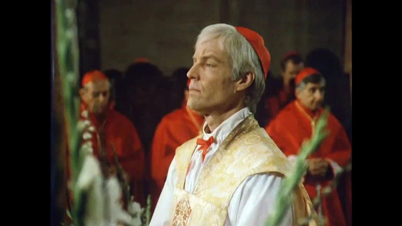 Richard Chamberlain jako ksiądz Ralph w serialu "Ptaki ciernistych krzewów"
