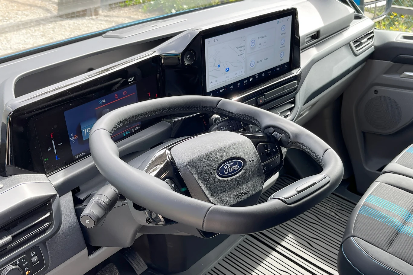 Opcjonalna, składana kierownica może służyć jako podręczny stolik. 