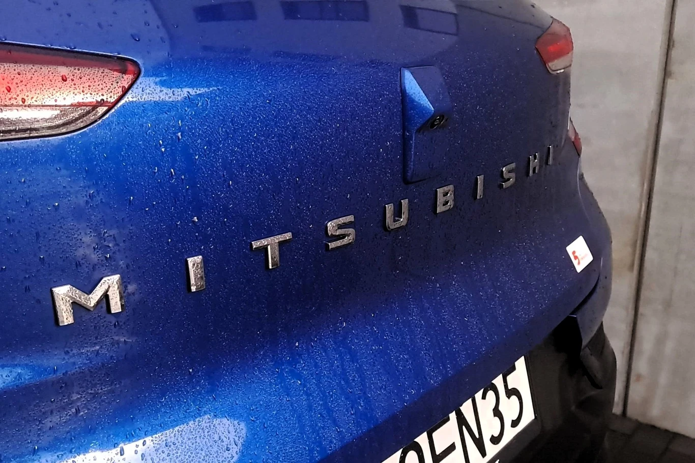 Mitsubishi ASX z tyłu zbytnio się nie zmieniło. Niezmiennie mamy tutaj "MITSUBISHI" oraz dziwną "narośl", w której ukryta jest kamera cofania. Mitsubishi ASX z tyłu zbytnio się nie zmieniło. Niezmiennie mamy tutaj "MITSUBISHI" oraz dziwną "narośl", w której ukryta jest kamera cofania.