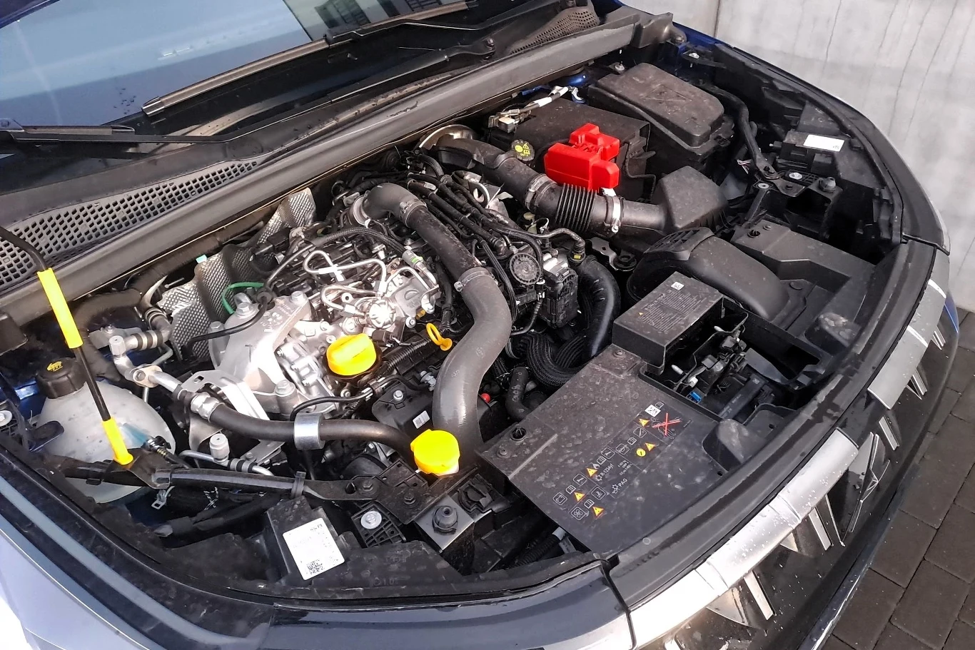 Obecnie w polskiej ofercie topową odmianą silnikową jest 158-konna miękka hybryda z silnikiem benzynowym o pojemności 1,3. Obecnie w polskiej ofercie topową odmianą silnikową jest 158-konna miękka hybryda z silnikiem benzynowym o pojemności 1,3.