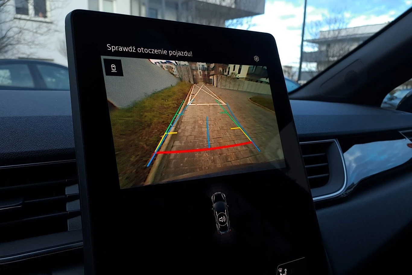 W ramach modernizacji nie poprawiono pozostawiającej wiele do życzenia jakości kamery cofania. W ramach modernizacji nie poprawiono pozostawiającej wiele do życzenia jakości kamery cofania.