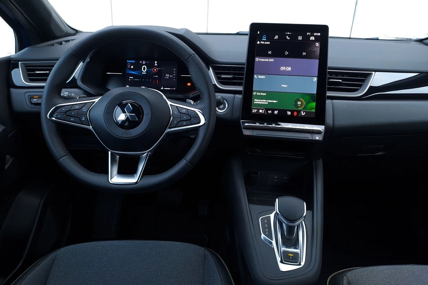 W standardzie Mitsubishi ASX oferuje 7-calowy ekran wskaźników. W testowanym przez nas egzemplarzu ma on 10 cali. W standardzie Mitsubishi ASX oferuje 7-calowy ekran wskaźników. W testowanym przez nas egzemplarzu ma on 10 cali.