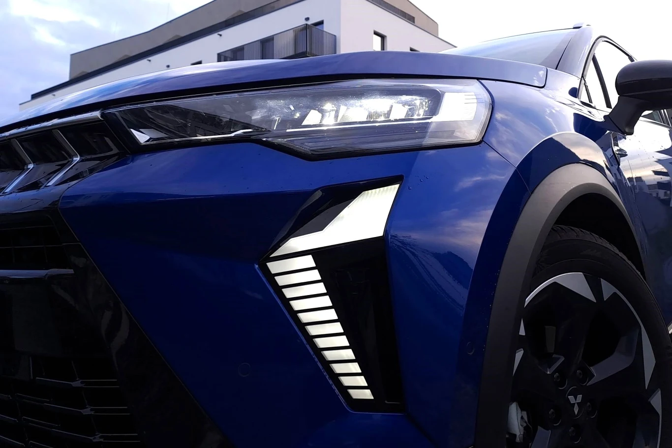 Choć Mitsubishi ASX wyróżnia się teraz od Captura, to po modernizacji oferuje dokładnie taką sygnaturą świetlną, jak zmodernizowany model Renault. Choć Mitsubishi ASX wyróżnia się teraz od Captura, to po modernizacji oferuje dokładnie taką sygnaturą świetlną, jak zmodernizowany model Renault.