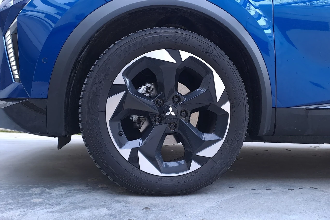 Wersja wyposażenia Intense + Style + Cold stoi na 18-calowych aluminiowych felgach. Wersja wyposażenia Intense + Style + Cold stoi na 18-calowych aluminiowych felgach.