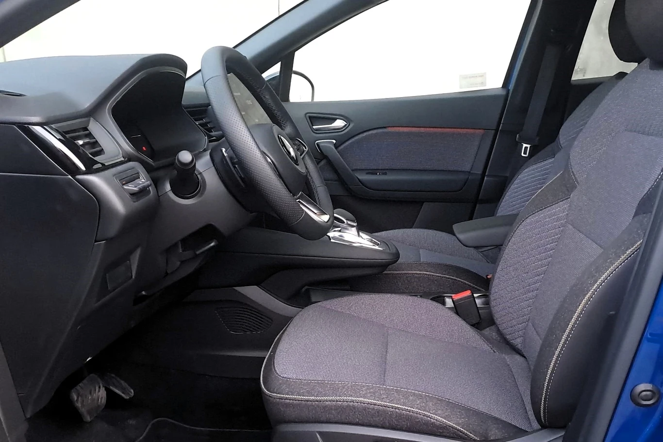 Oprócz tego w standardzie tej odmiany znajdziemy podgrzewane fotele czy podgrzewaną kierownicę. Oprócz tego w standardzie tej odmiany znajdziemy podgrzewane fotele czy podgrzewaną kierownicę.