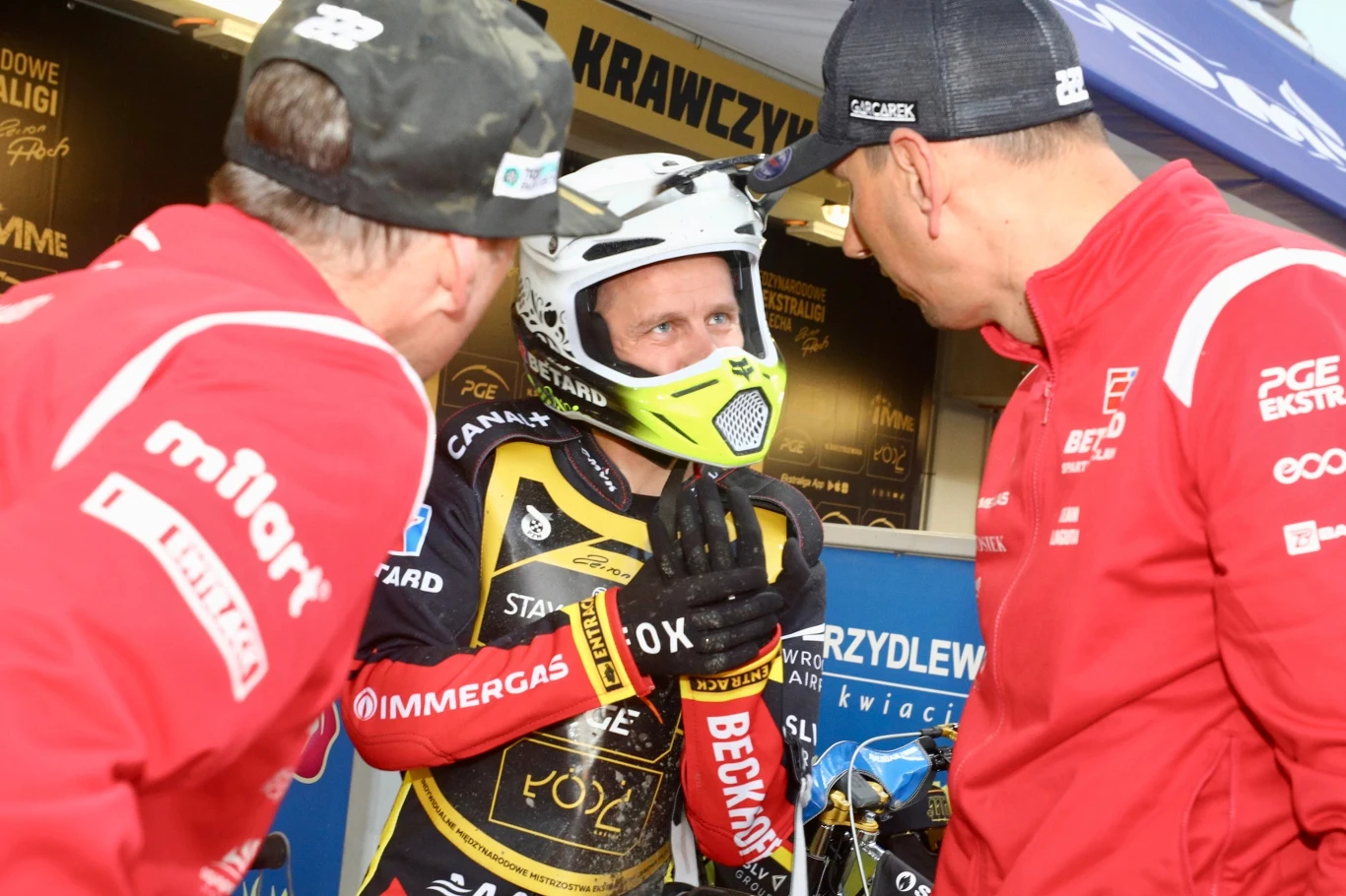 Artiom Łaguta rozmawia z mechanikami podczas IMME w Łodzi Artiom Łaguta rozmawia z mechanikami podczas IMME w Łodzi