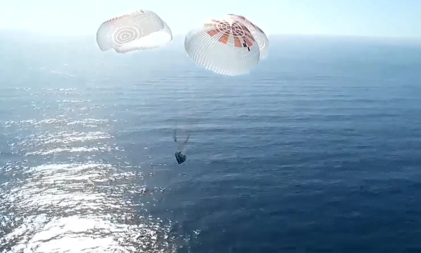 Astronauci Fram2 wylądowali. Misja SpaceX zakończona sukcesem article cover