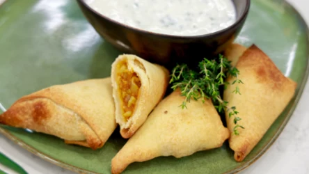 Indyjskie kuzynki pierogów w odchudzonej wersji, czyli pieczone samose według Jurka Sobieniaka