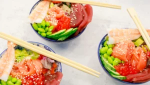 Chirashi-zushi, czyli sushi w... bowlu. Z ikrą (dosłownie tudzież w przenośni), łososiem i tuńczykiem