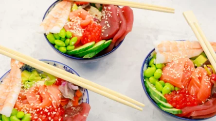 Chirashi-zushi, czyli sushi w... bowlu. Z ikrą (dosłownie tudzież w przenośni), łososiem i tuńczykiem