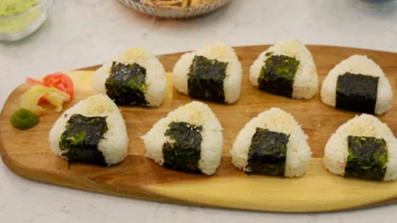 Japońskie trójkąty szczęścia, czyli onigiri z tuńczykiem i inwencją Mateusza Gesslera