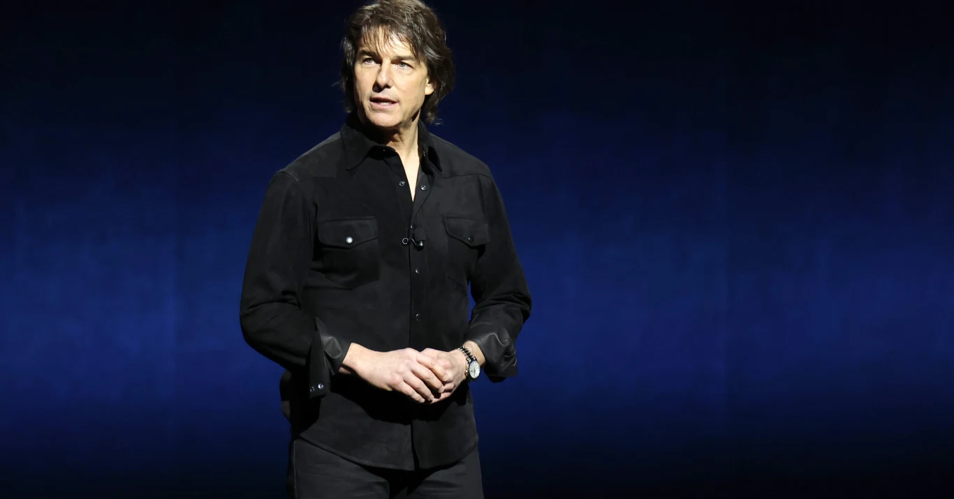 Tom Cruise podczas CinemaCon, proszący publiczność o wspólne uczczenie pamięci Vala Kilmera Tom Cruise podczas CinemaCon, proszący publiczność o wspólne uczczenie pamięci Vala Kilmera