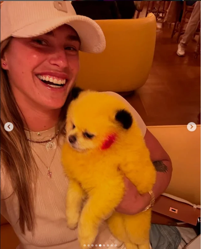 Aryna Sabalenka z psem ucharakteryzowanym na Pikachu