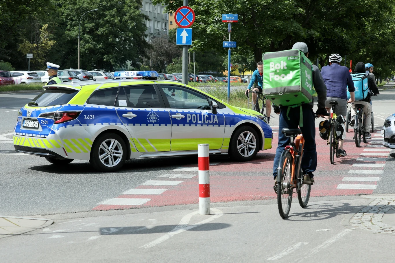 Kto ma pierwszeństwo na przejeździe rowerowym? Policja wyjaśnia