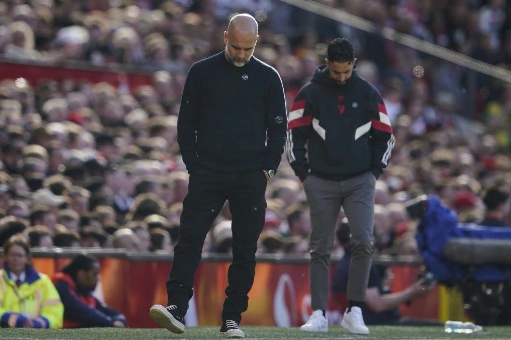 Trenerzy podczas derbów Manchesteru Trenerzy podczas derbów Manchesteru