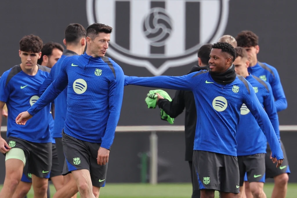 Robert Lewandowski i Ansu Fati razem na treningu FC Barcelona. Takie obrazki mogą niebawem przejść do przeszłości Robert Lewandowski i Ansu Fati razem na treningu FC Barcelona. Takie obrazki mogą niebawem przejść do przeszłości