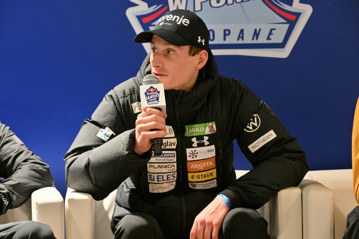 Domen Prevc podczas konferencji przed Red Bull Skoki w Punkt