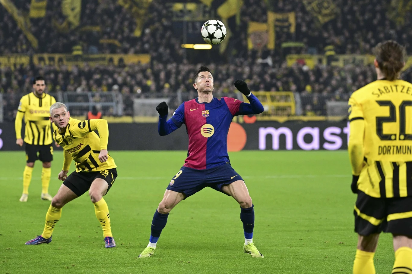 Lewandowski podczas meczu z Borussią Dortmund w Lidze Mistrzów